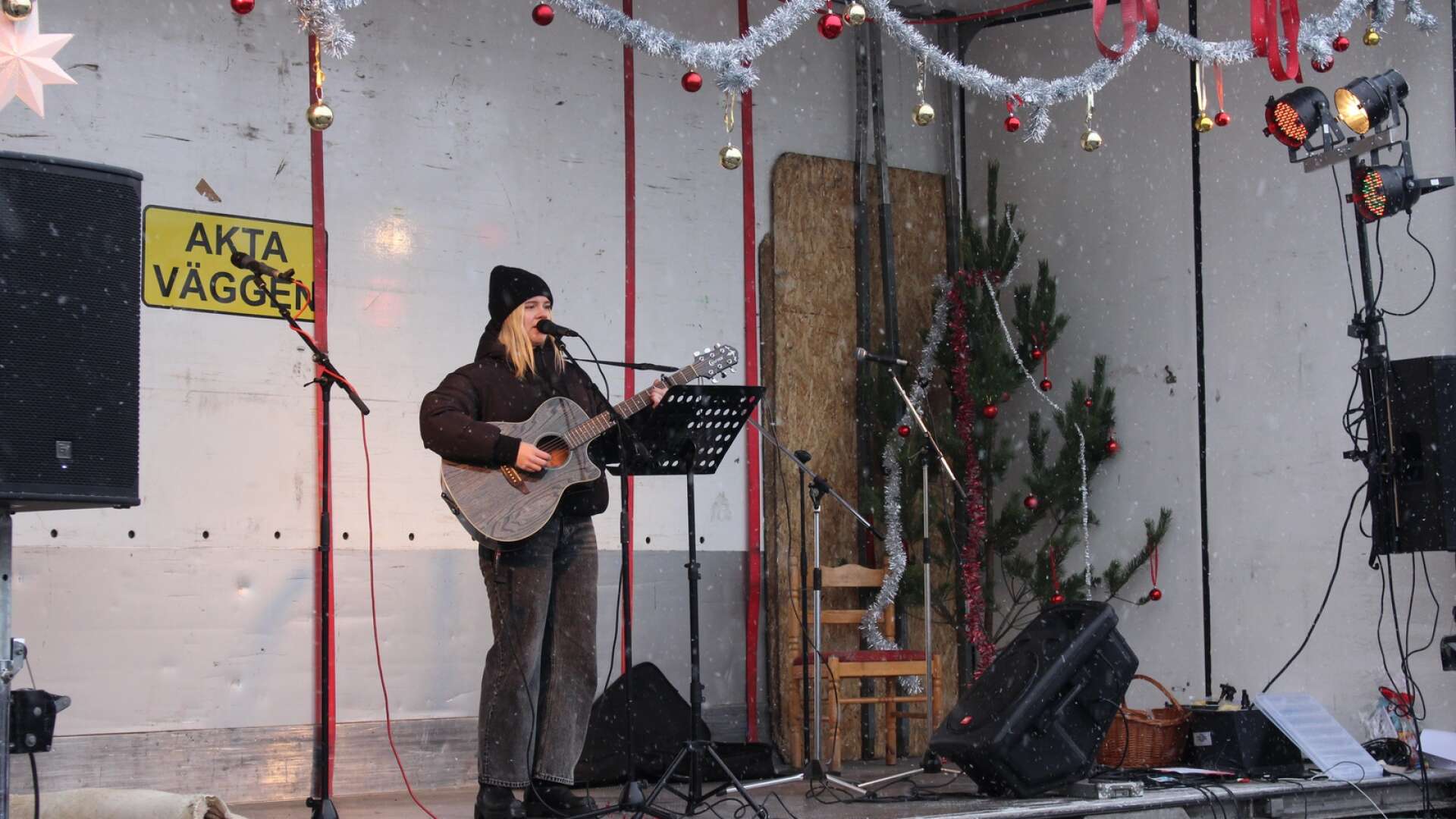 Idoldeltagaren Anja Karlsson från Jung uppträdde för marknadsbesökarna med flera låtar till eget gitarrackompanjemang.