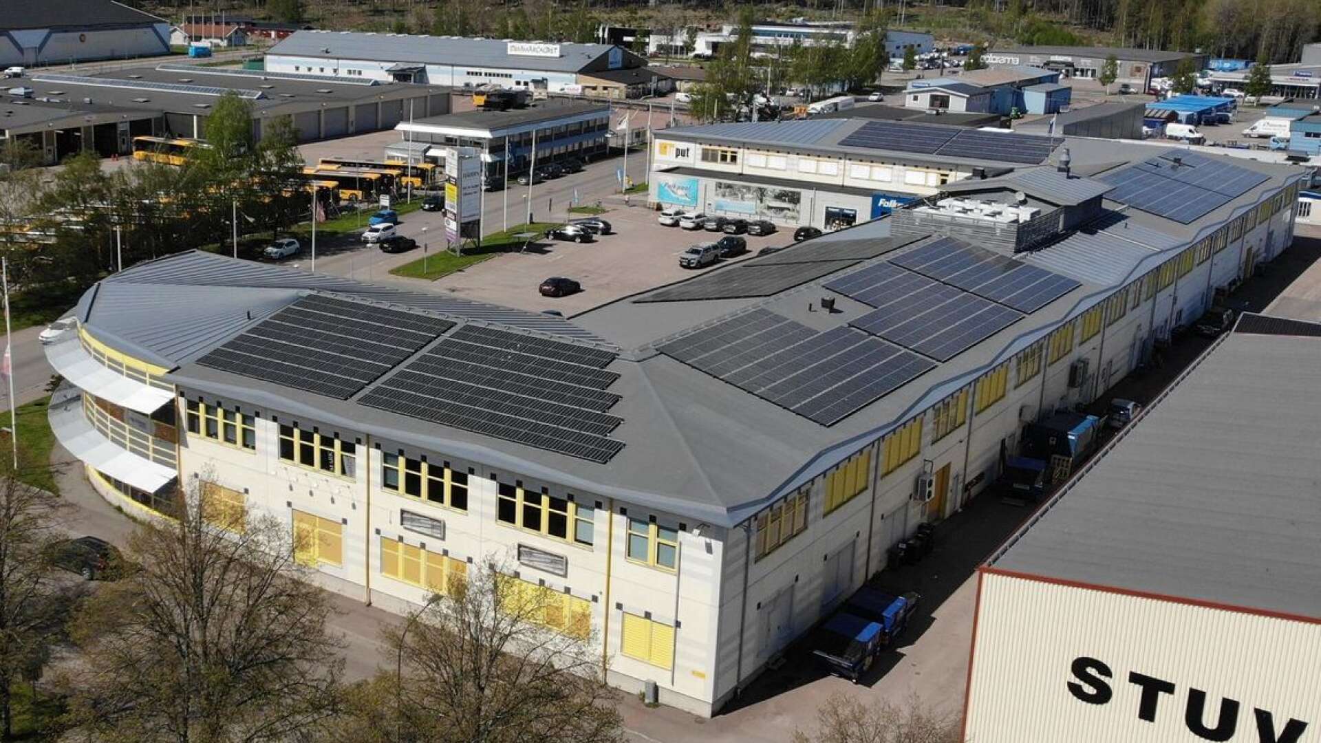 Handelshuset Fjädern på Våxnäs industriområde ska kylas ner med hjälp av solceller på taket.