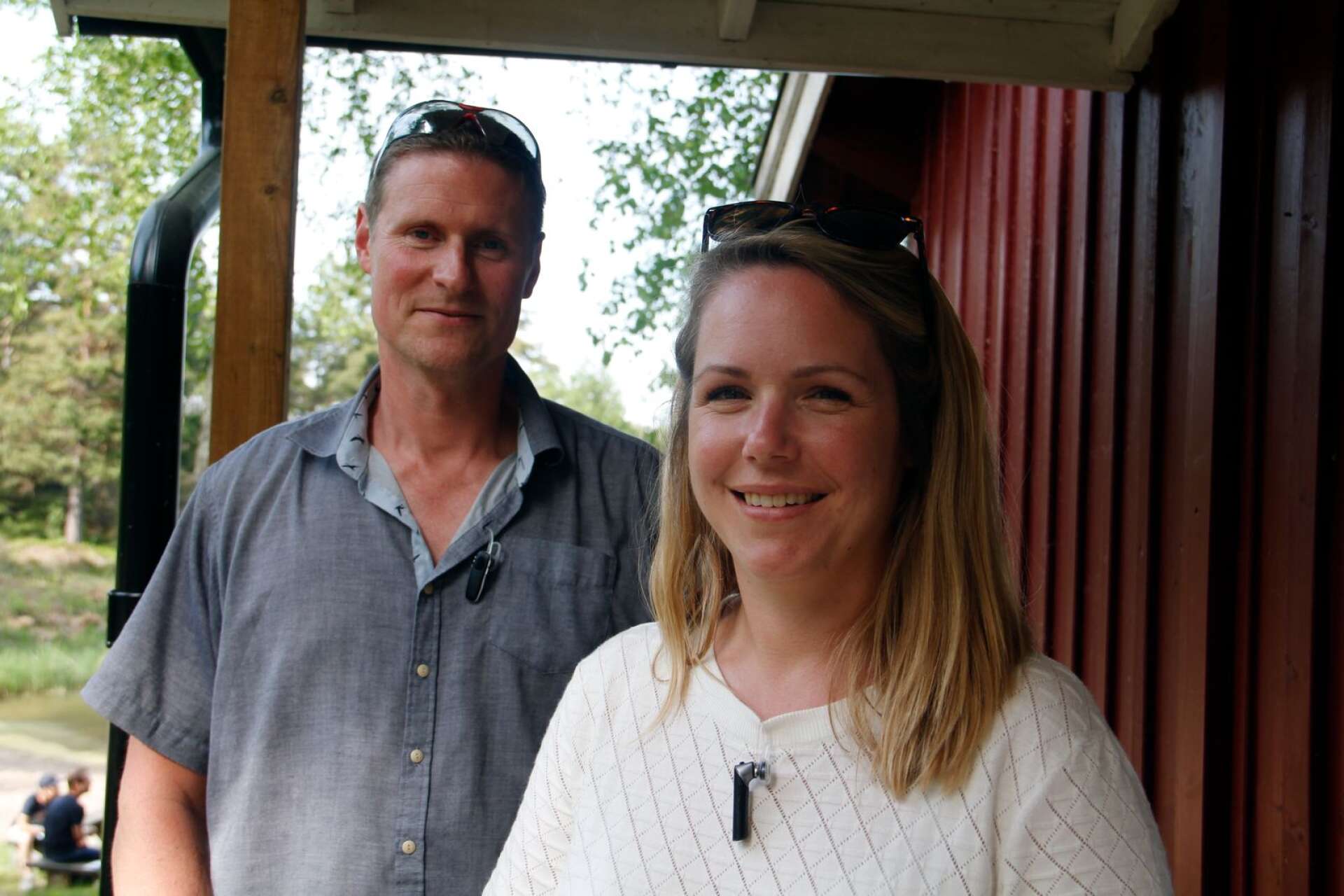 Björn och Marie Sundström driver familjeföretaget AB Bosund tillsammans med Björns föräldrar Jan och Inga-Lill Sundström. Familjeföretaget tog den 1 juni över driften av Rolfskärrs stugby i Tydje. 
