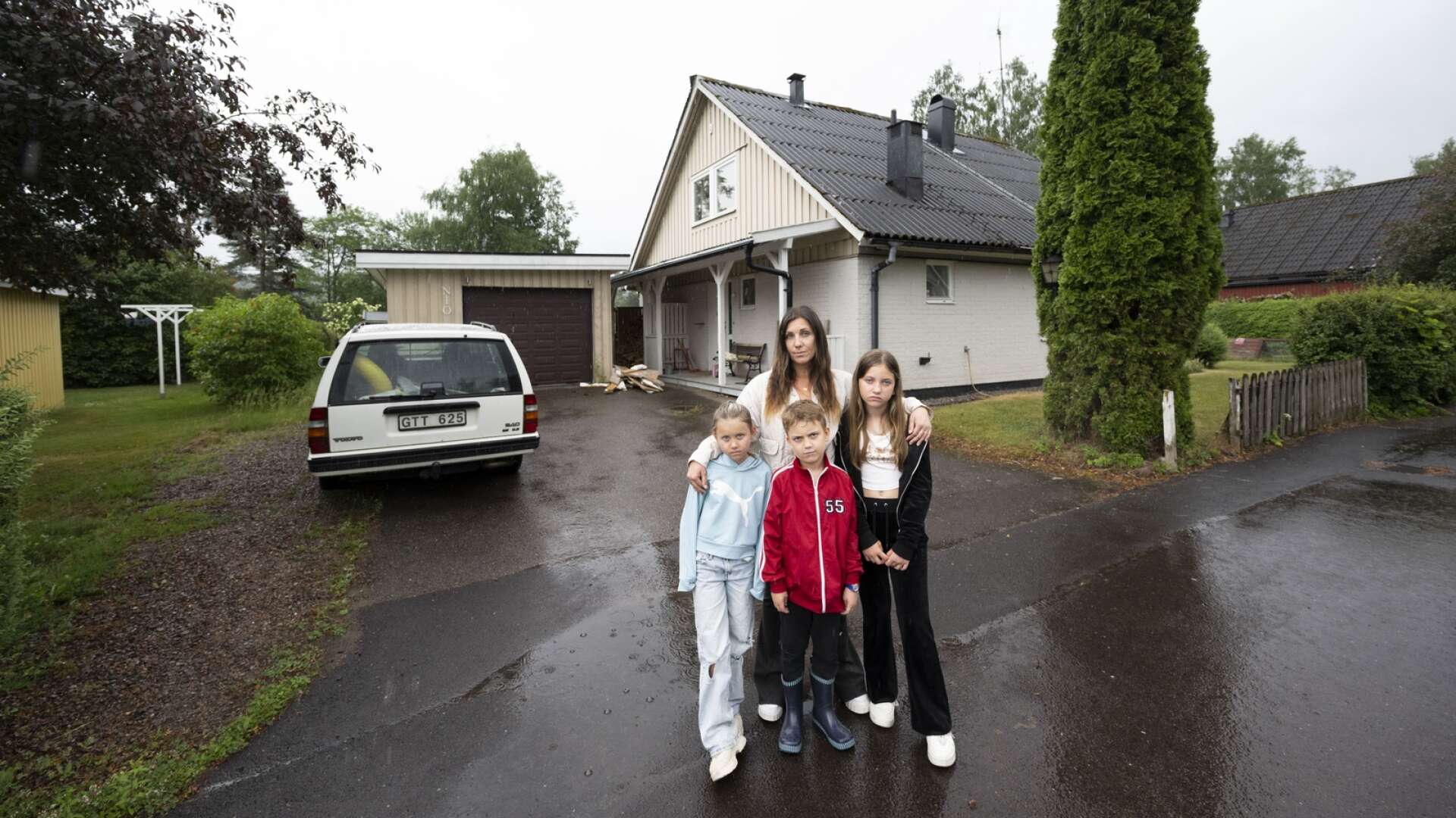 Trebarnsmamman Maja Sundling med barnen Alma, Ebbe och Hilma.
