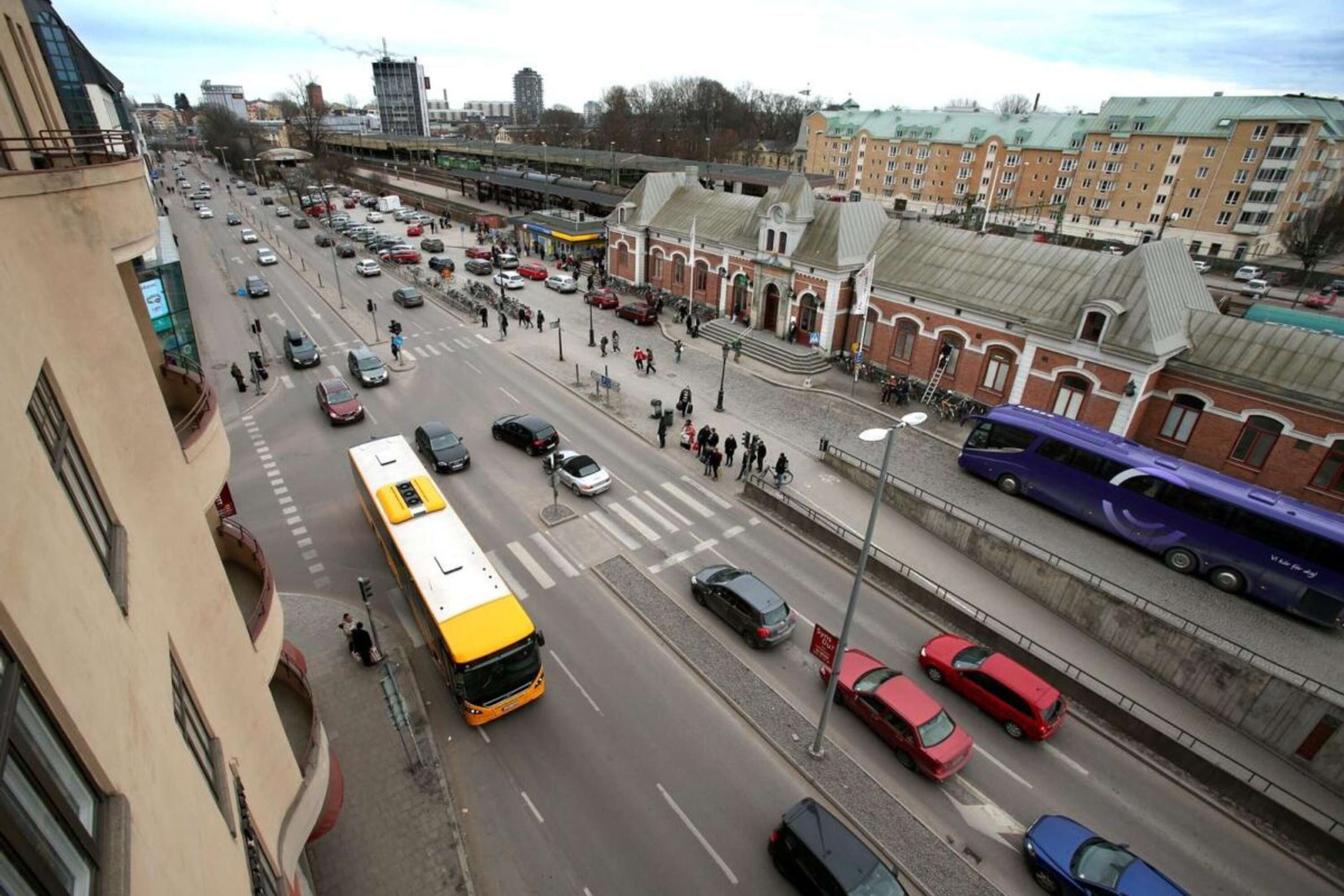 Även Karlstads kommun påverkas av förseningarna. Bland annat får tiderna för ombyggnaden av Hamngatans sidogator justeras. Hamngatan ska för övrigt minskas från fyra till två körfält för att få plats med resecentrums busshållplatser.