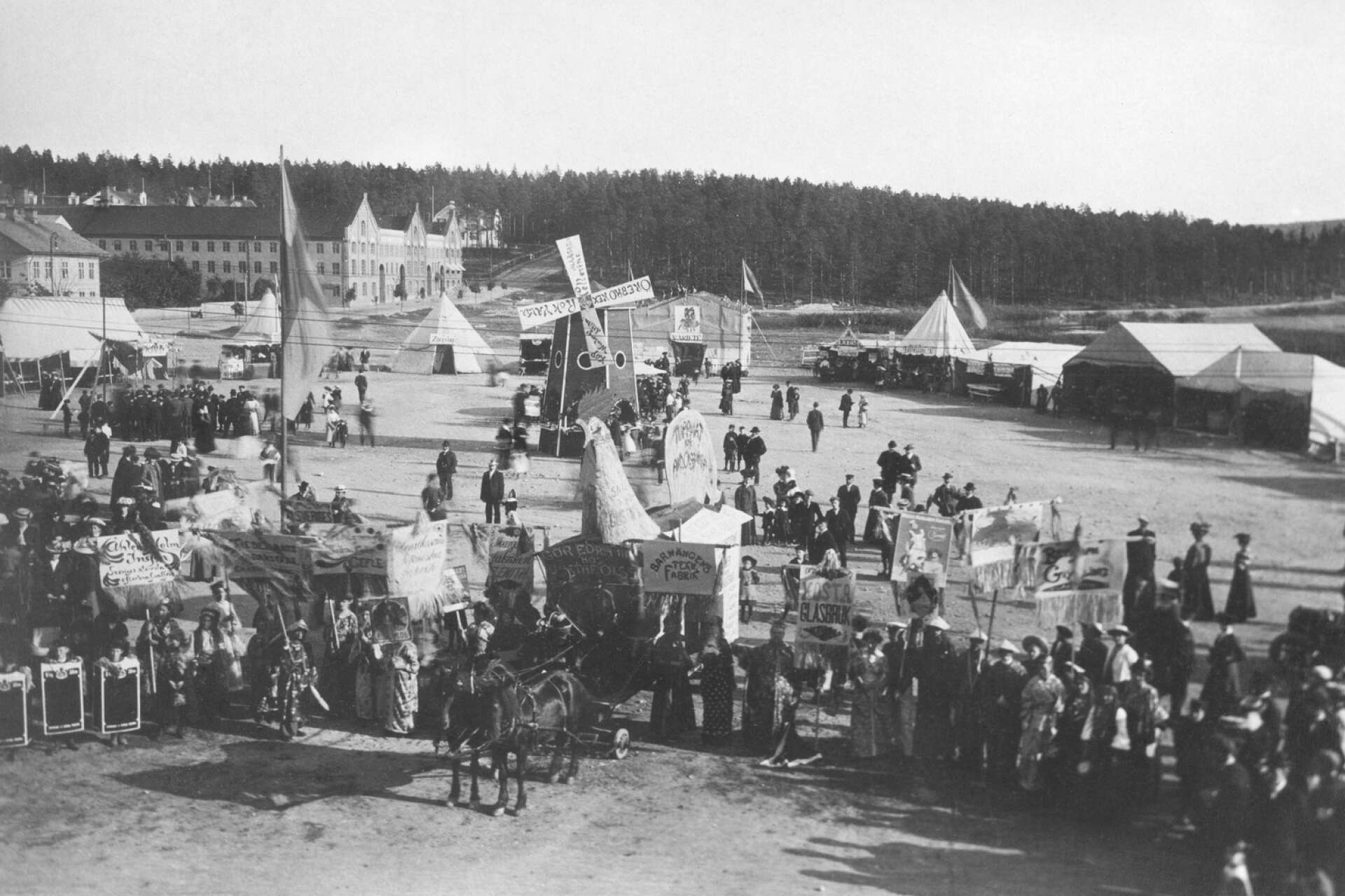 Tuberkulosmarknad i stadsparken i oktober 1909. Parken, som vi känner den idag, grundlades efter Arvikautställningen 1911.
