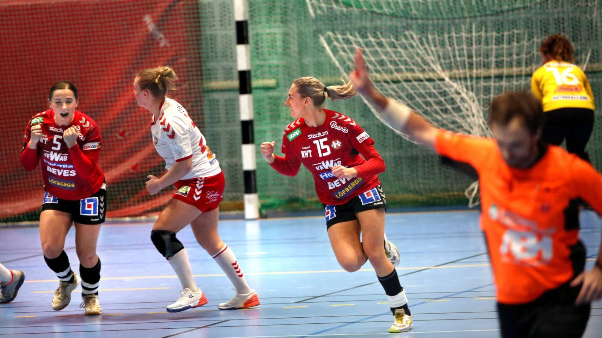 Kristin Wiklund (i mitten) jublar över ett av sina matchavgörande mål i den andra halvleken. 