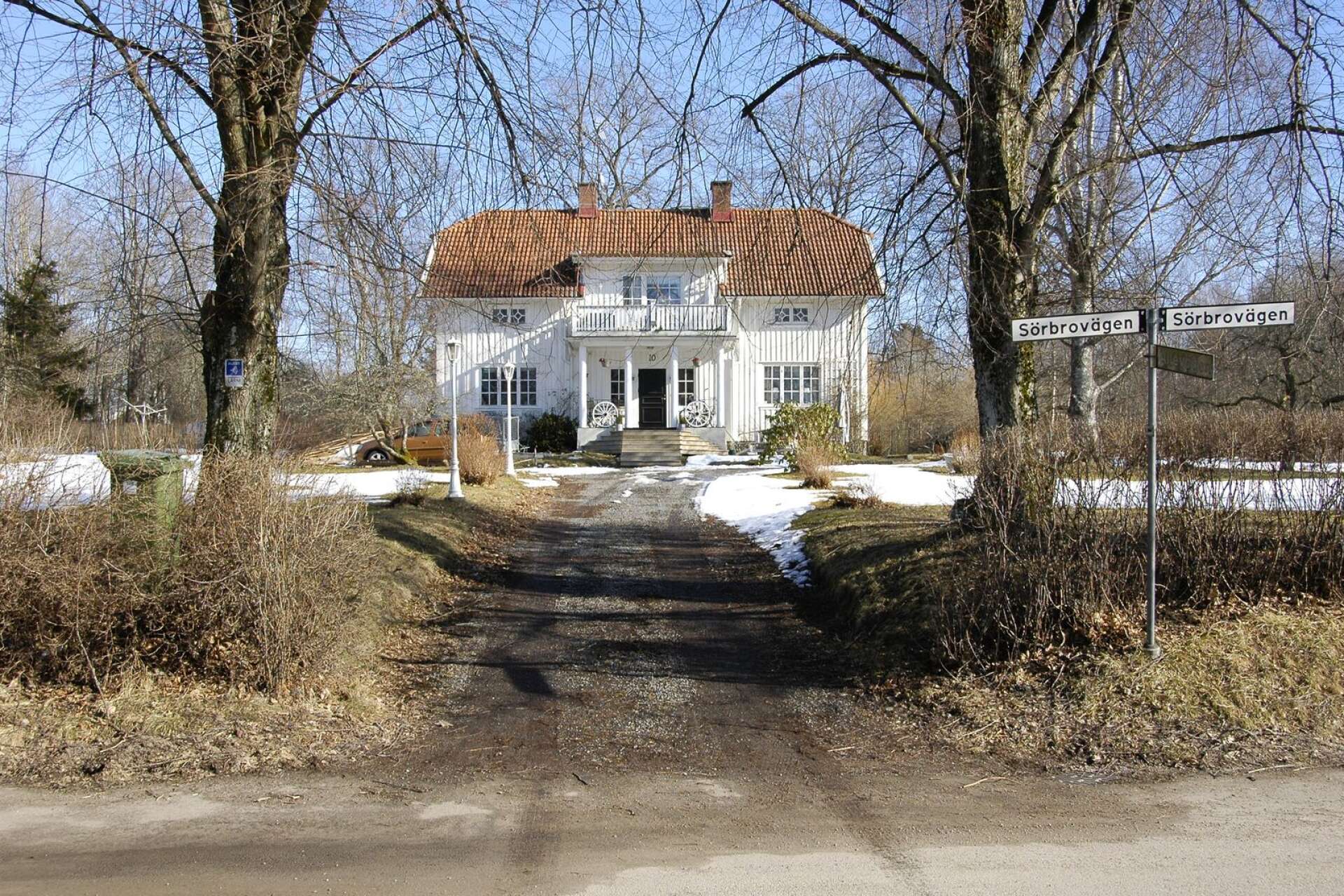 Gården Södra Östbro (Sörbro) har långa anor men dagens bostadshus är från 1900-talets första decennier. Intill finns även en ekonomibyggnad. 
