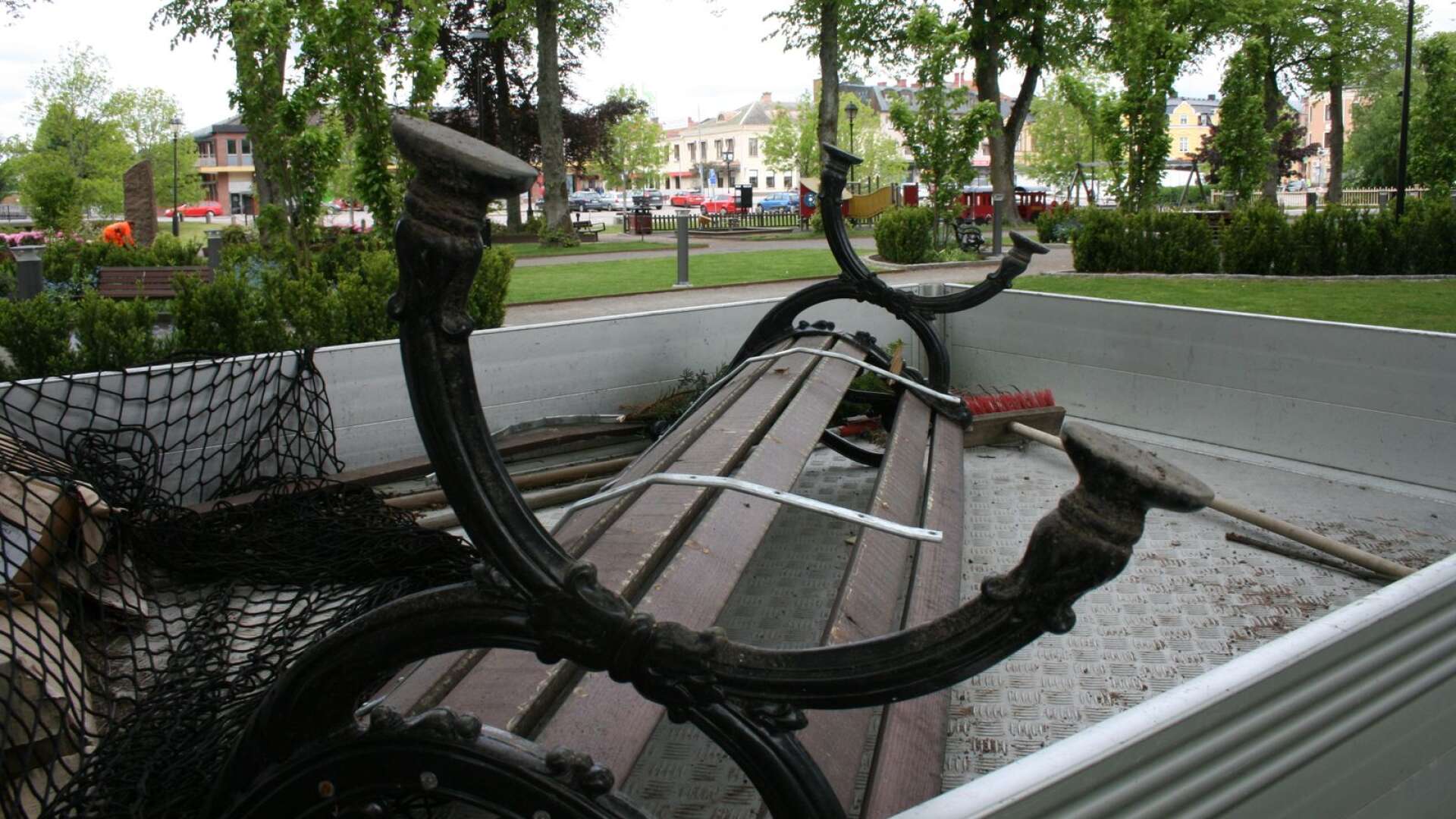 Skadegörelse på bänkar och blommor i Plantaget i Åmål. 