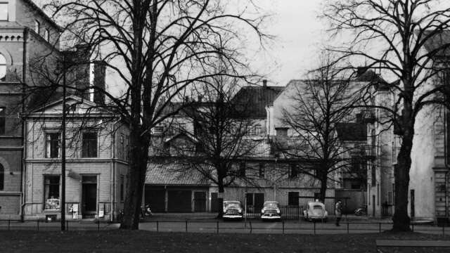 Teaterkaféets stora innergård längs Våxnäsgatan någon gång under 60-talet. Kafeet låg i byggnaden från 1890 som skymtas till höger i bild, som sedan revs i början av 1970-talet.