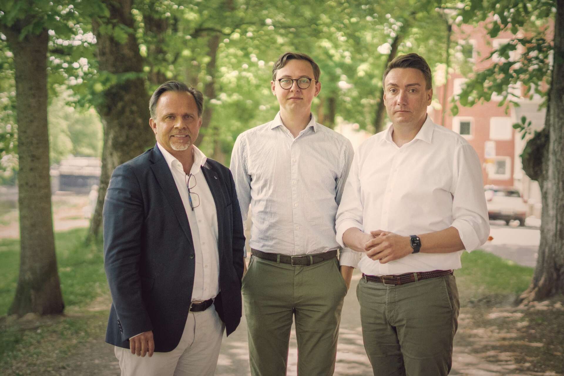 Niklas Wikström (L), Alexander Torin (M) och Erik Nilsson (KD) vill utöka öppettiderna på återvinningscentraler i Karlstad.