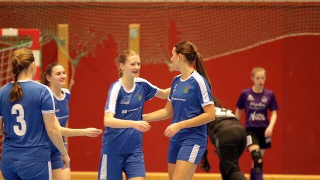 Sex gånger fick Ed målfira i matchen. Här syns från vänster: Sara Thorén, Alva Olsson och Klara Kjellberg fira den sistnämndas 4–1-mål.