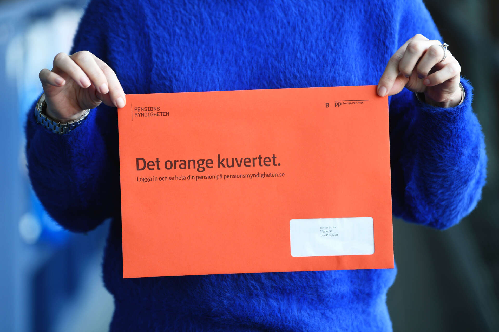 Ett orange kuvert från pensionsmyndigheten med information om pension och underlag för beräkning av pensionsrätter. Arkivbild.