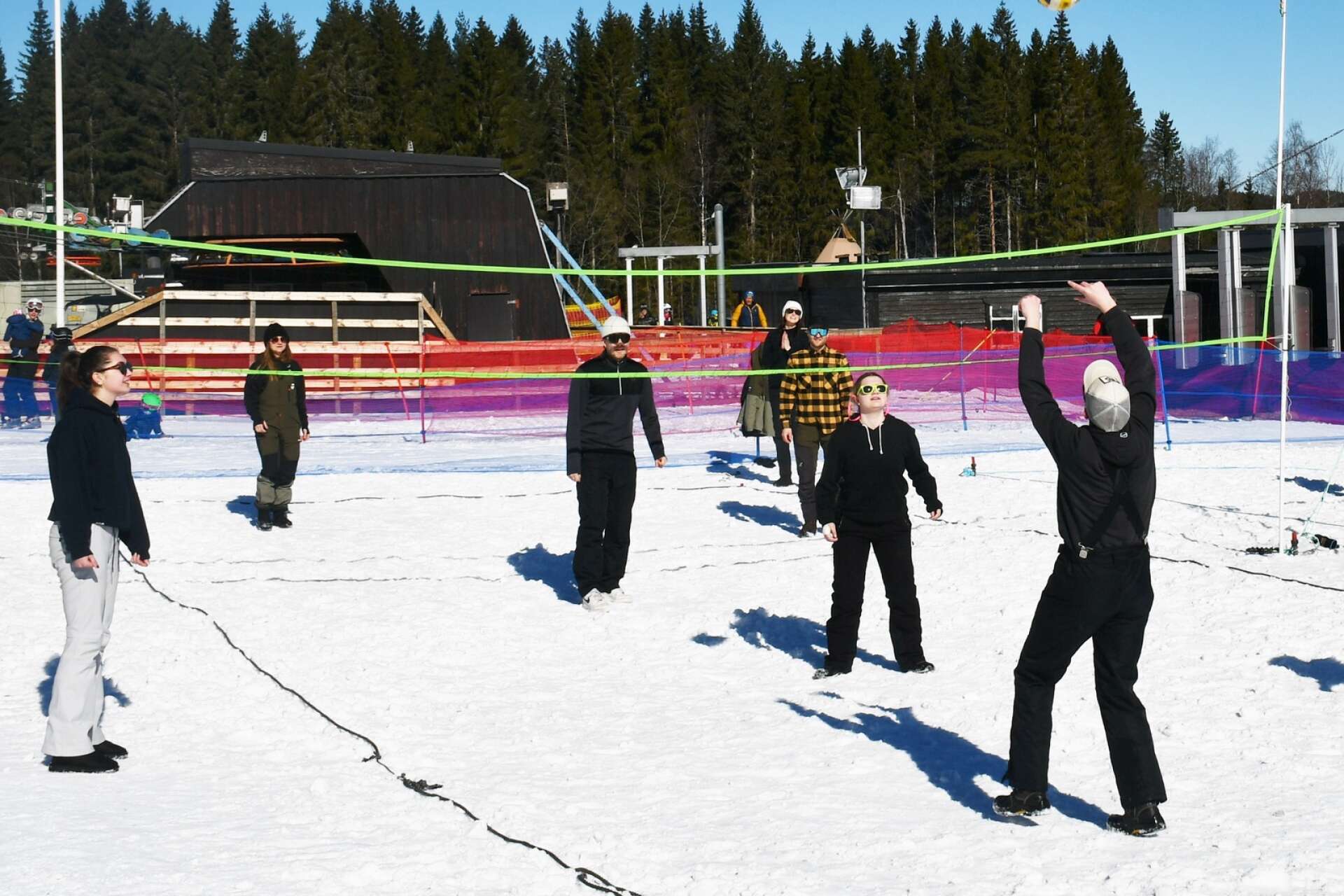 Snowvolley-turneringen lockade flera lag som formerades av boende och andra besökare.