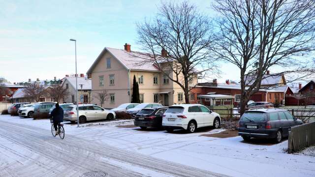 Den tidigare lekplatsen utmed Vallgatan, mitt emot Vallgården, ska bli parkering och den ändrade detaljplanen sänds ut på granskning.