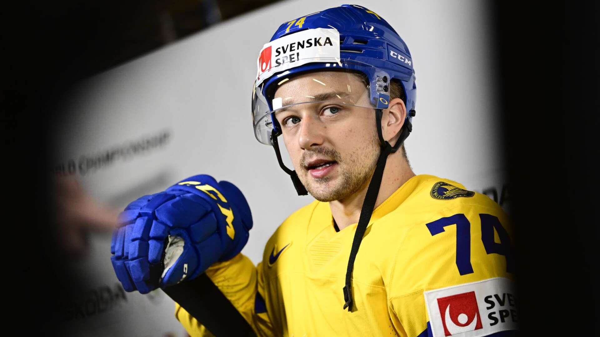 Rasmus Asplund i fokus. NHL-doldisen från Buffalo är den hetaste målskytten hittills i VM.