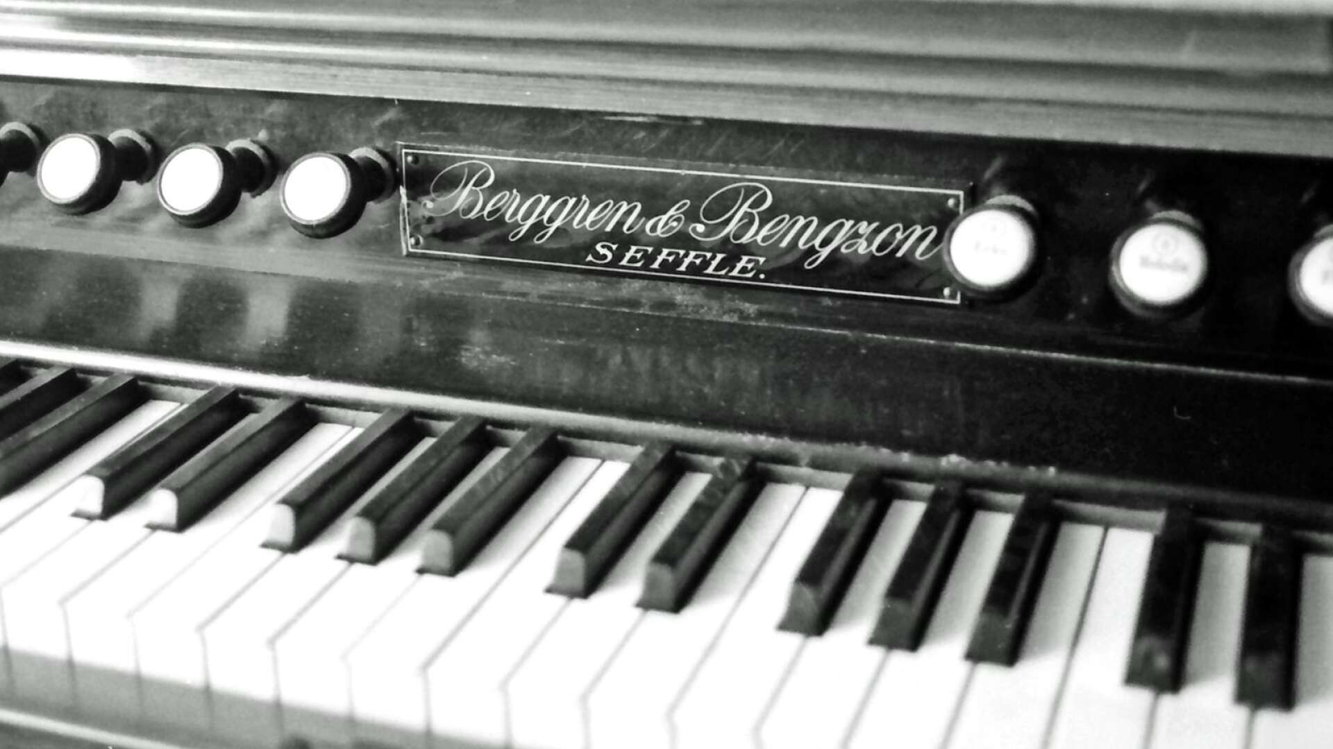 Man behövde aldrig fundera över vilka som tillverkat en Säffleorgel. En platta med texten ”Berggren &amp; Bengzon SEFFLE” monterades väl synlig på orglarna. 