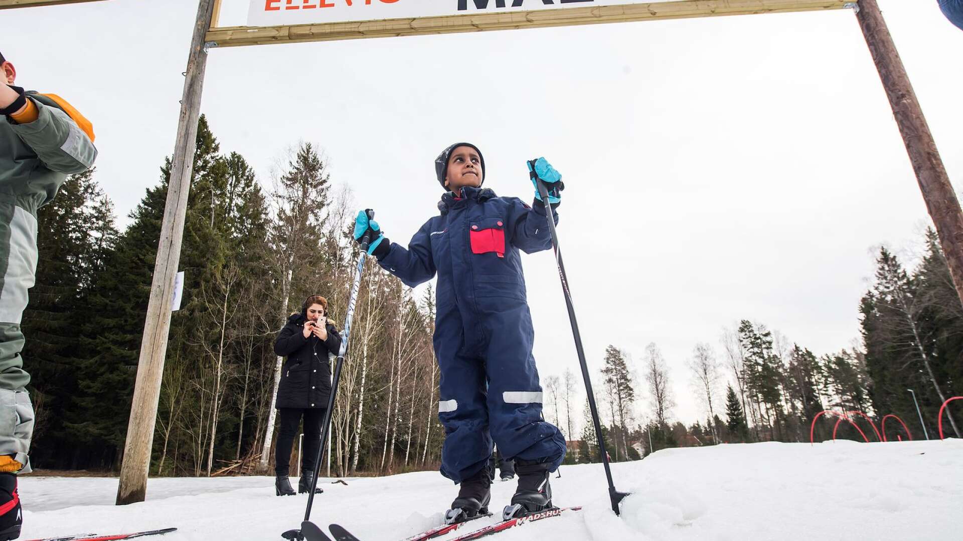 Det var första gången Bruk-Mussie Samuel Petros åkte skidor. Sexåringen stöp i backen några gånger men kämpade sig runt banan.