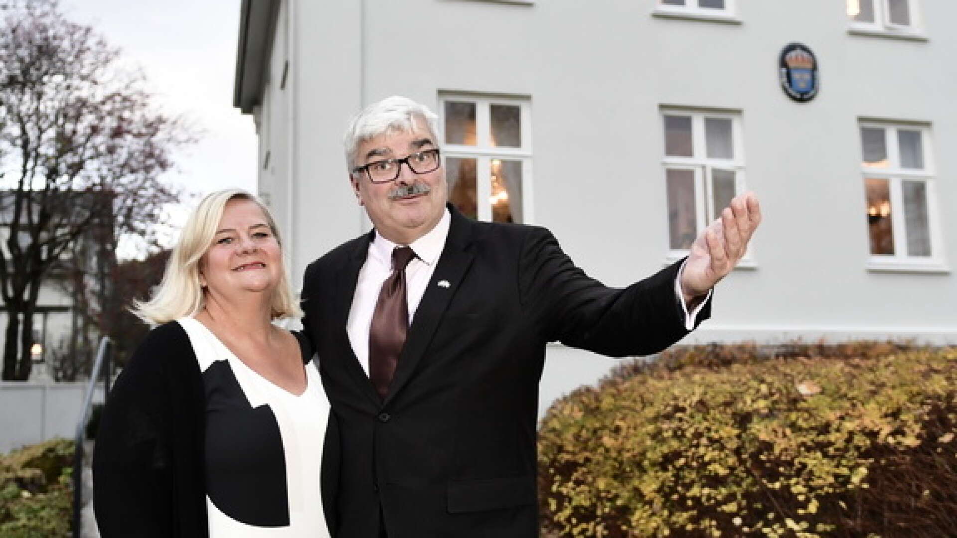 Håkan Juholt lämnas ambassadörsposten. Här tillsammans med sin hustru Åsa utanför residenset i Reykjavik. Arkivbild.