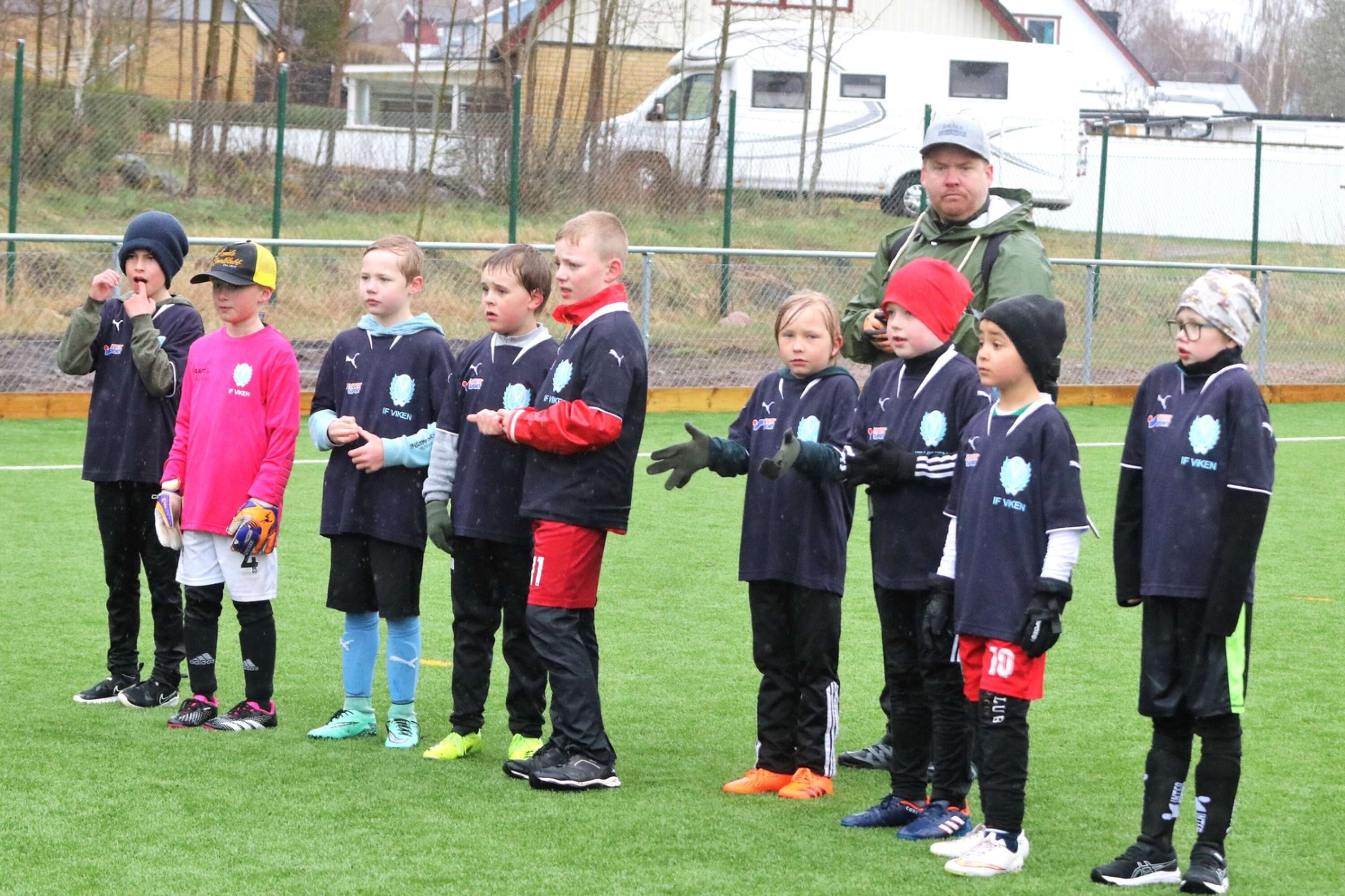 Klass 2A på Rössparksskolan tackar för en god match efter mötet med klass 2D på Rösparksskolan.