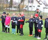 Klass 2A på Rössparksskolan tackar för en god match efter mötet med klass 2D på Rösparksskolan.