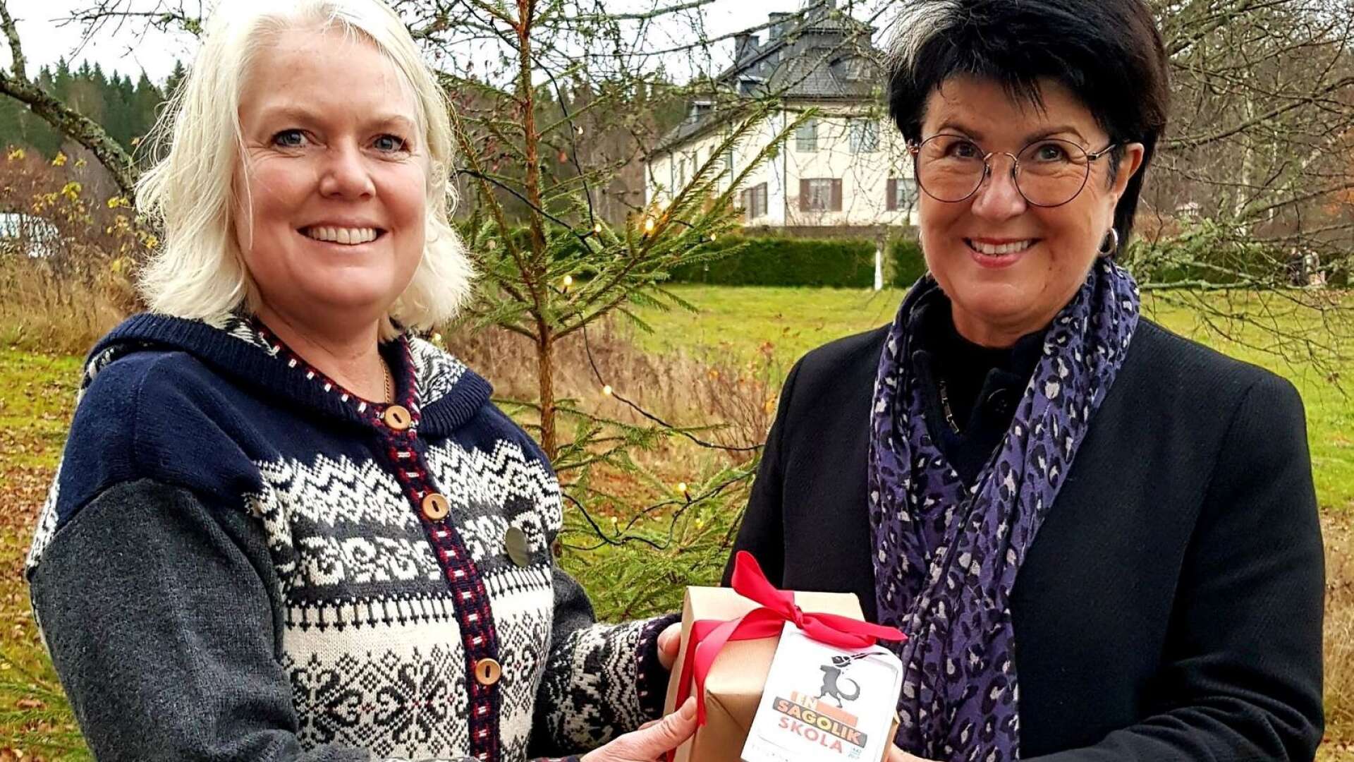 Irene Henriksson, Mårbacka, och Maj-Lis Sirén, Lärarstiftelsen, möttes för julklappsutdelning. Pressbild.