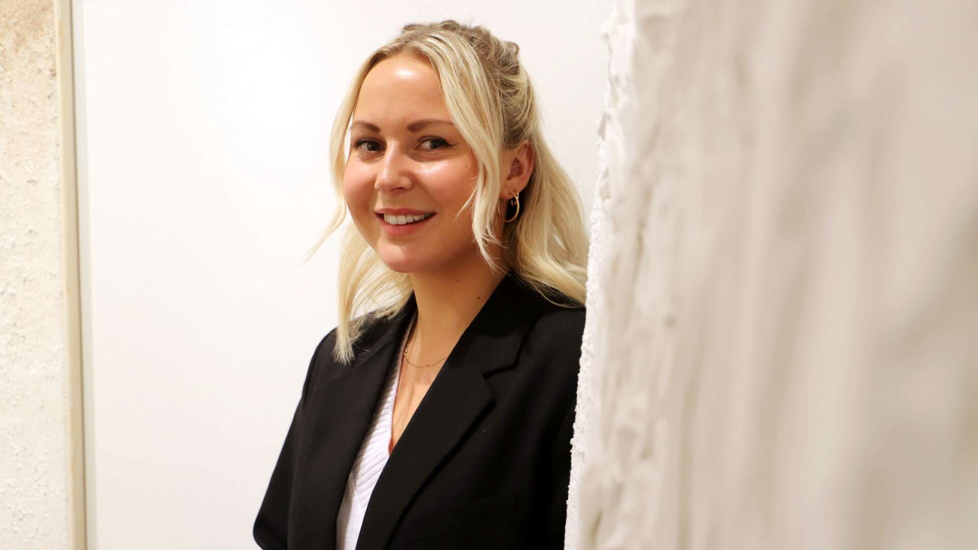 Olivia Henriksson från Hammarö ställer ut i ett galleri som poppat upp i en butikslokal i Mitt i city-gallerian i Karlstad.
