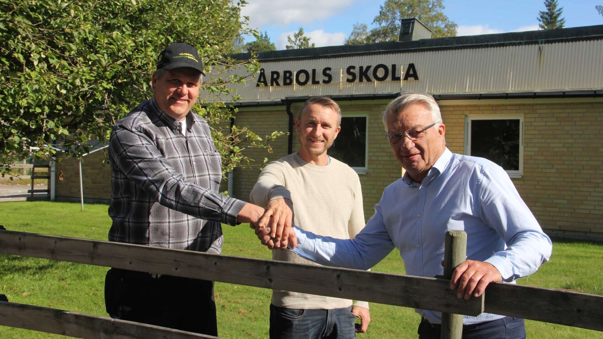 Ärtemarks Företagscenter AB köper Årbols skola av Bengtsfors kommun. Kommunalrådet Stig Bertilsson, Marcus Fredriksson och Erik Sandberg gjorde klar affären under onsdagen.