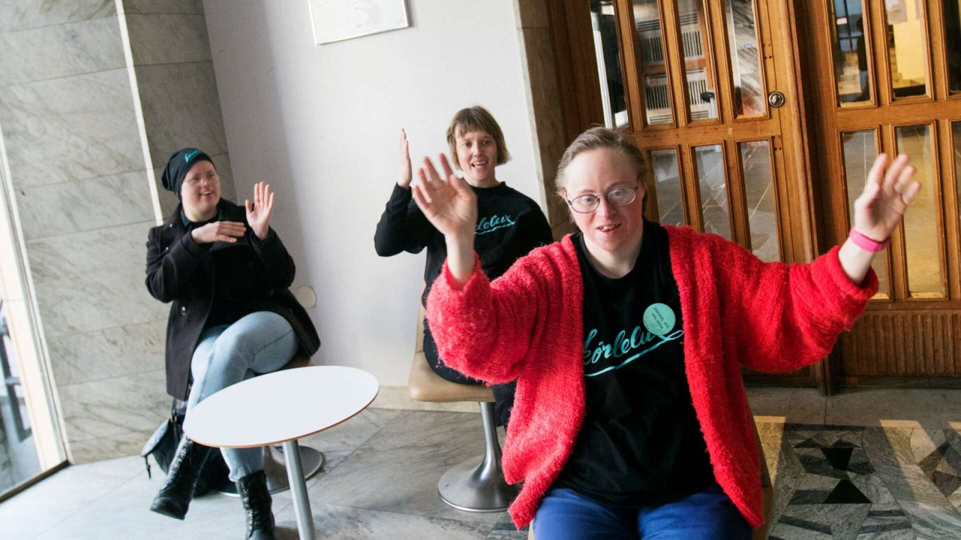 Micaela Bonnerstig, Maria Eriksson och Karin Brenander är tre av medlemmarna i Kördelux. &quot;Kören betyder allt&quot;, säger Maria Eriksson.