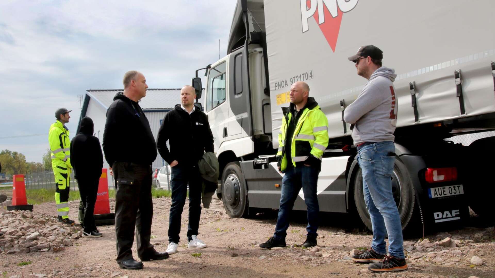 Åkeriägare Carl-Henric Bergqvist, John Hero, Einride, Robert Laxing, Einride samt chauffören Adam Lindblad diskuterar under utbildningsdagen för den eldrivna lastbilen.