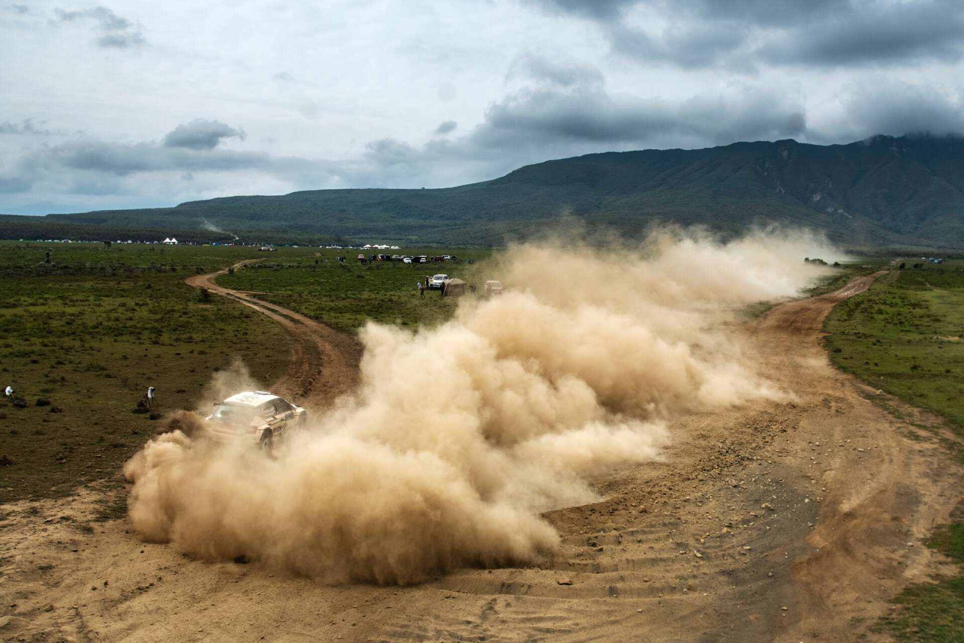 Oliver Solberg med kartläsare Elliott Edmondson är på andra plats i WRC 2-klassen inför söndagens sista sträckor av Safarirallyt i Kenya.