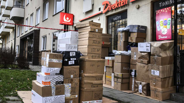 Ett utlämningsställe för paket i Stockholm har fått lägga upp paketen utanför butiken på grund av den ökande e-handeln till jul. Arkivbild.