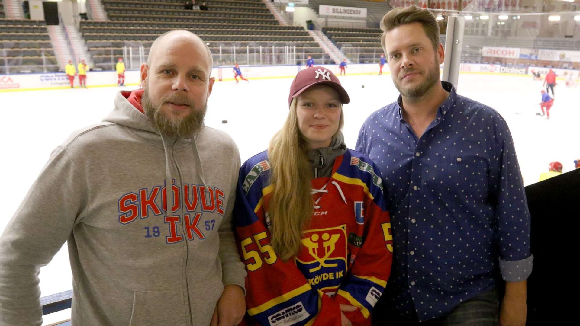 Emelie Georgson i sin nya matchtröja. Här tillsammans med Anders Lundström och Alexander Fornsjö.