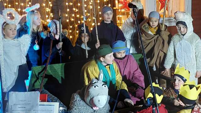 Ett julspelet framfördes av kyrkans två barnkörer, under ledning av Ingela Johansson.