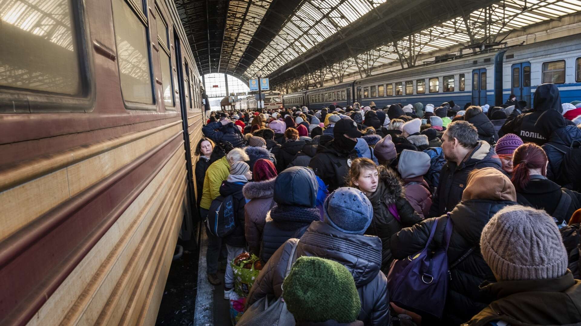 Välfärds- och arbetsmarknadsnämndens ordförande vill att Åmål tar emot 14 istället för fyra skyddssökande från Ukraina nästa år. Bilden är tagen på järnvägsstationen i Lviv där många flyktingar passerar.
