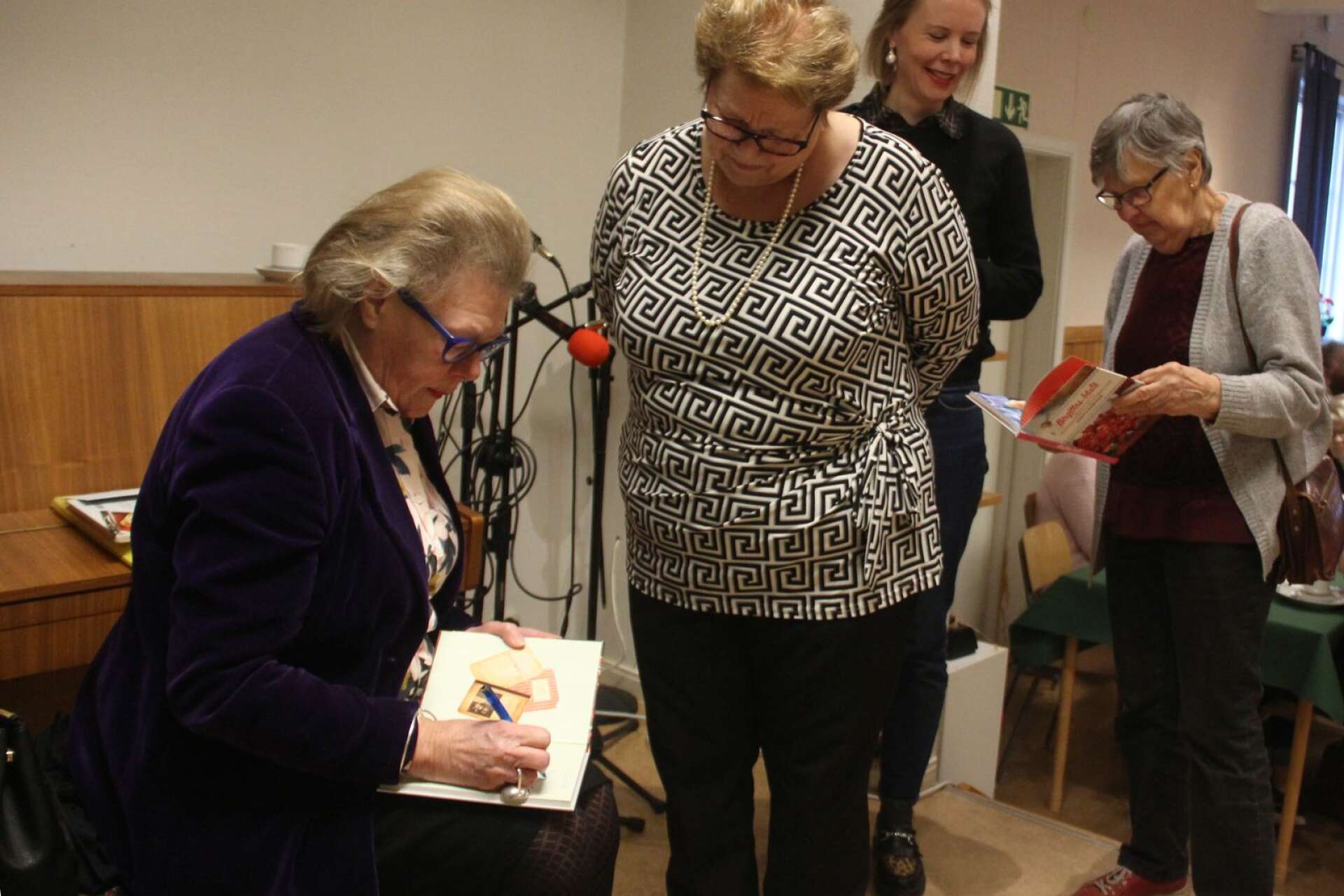 Många passade på att köpa Birgitta Rasmussons nya bok och få den signerad.