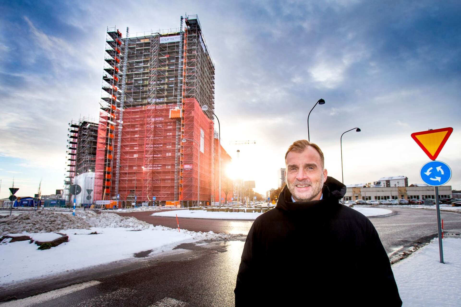 Tomas Rhöse, vd för Löfberg fastigheter, kan konstatera att höghusets samtliga 16 våningar är på plats. De första lägenhetsinnehavarna flyttar in i månadsskiftet november-december.