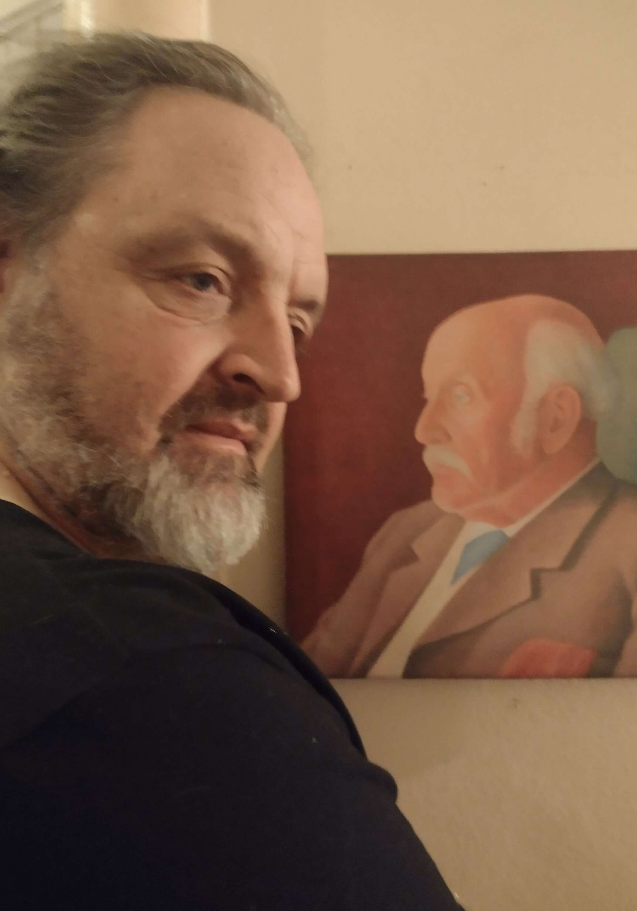 Klas Örnklint har porträttet av sin mammas farfar Mauritz ”Maggan” Hellberg i trappan i sitt hus.