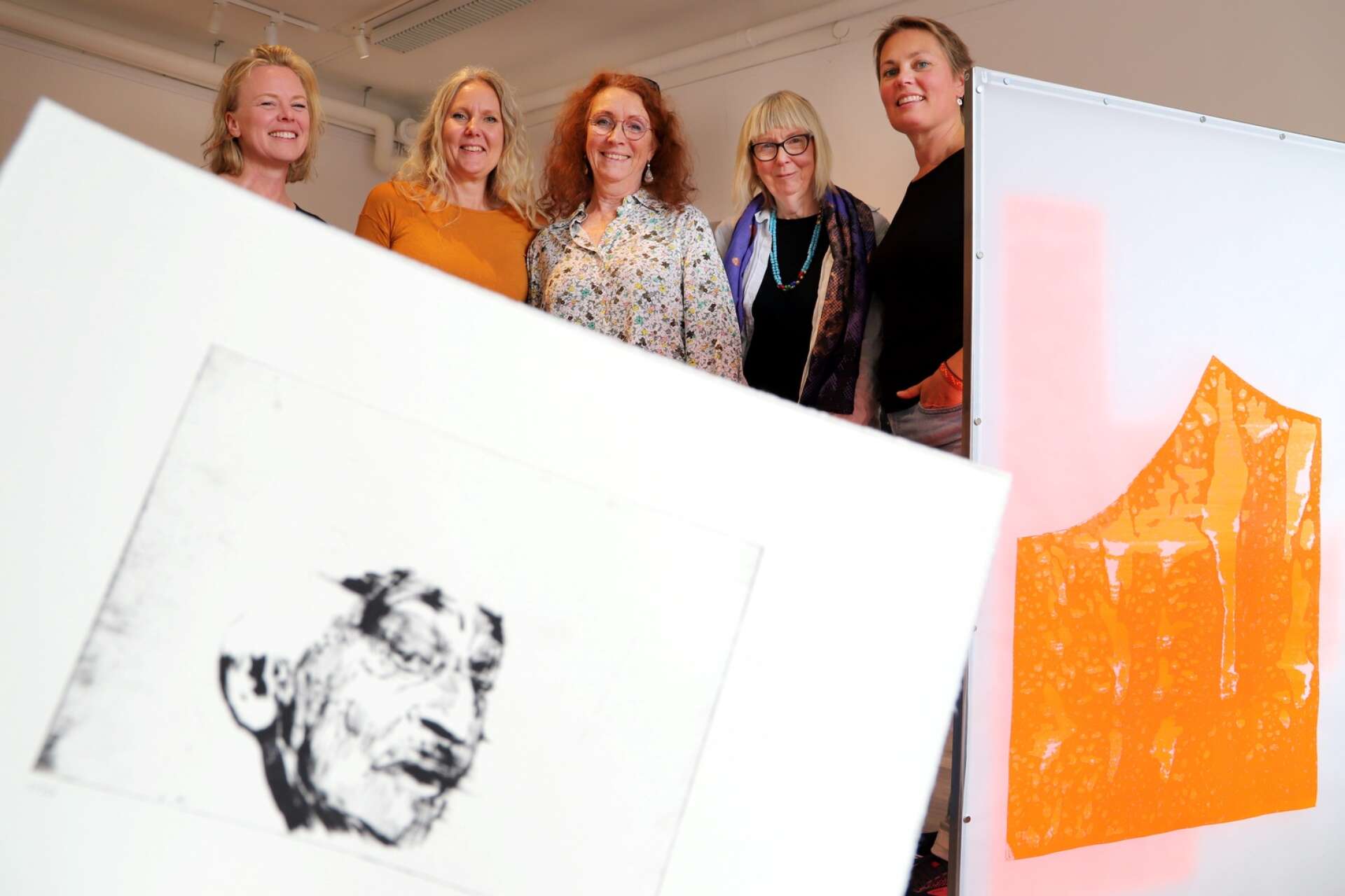 En ny utställning har öppnat på Konst i Karlstad och då är det fullt fokus på grafik. Jennie Dahlén, Veronica Odén, Helena Elfgren, Malin Sellmann och Erika Broman är fem av de tio konstnärer som ställer ut i en konstart på uppgång.