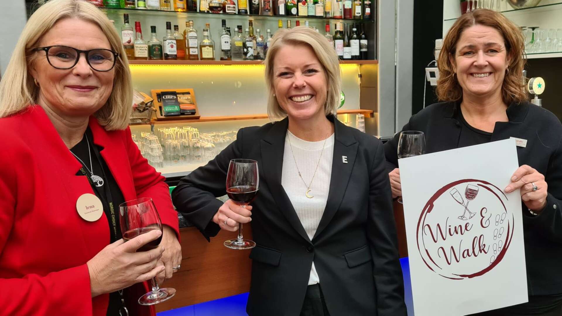 Tre stora hotellkonkurrenter i Karlstad går samman i ett i Sverige unikt samarbete i januari kallat Wine &amp; Walk. Här diskuterar tre hotelldirektörer happeningen som kan mynna ut i en stor stadsfest, Lotta Kruse (Scandic Winn), Anna Björkenstam (Statt) och Lena Malmberg (Plaza). 