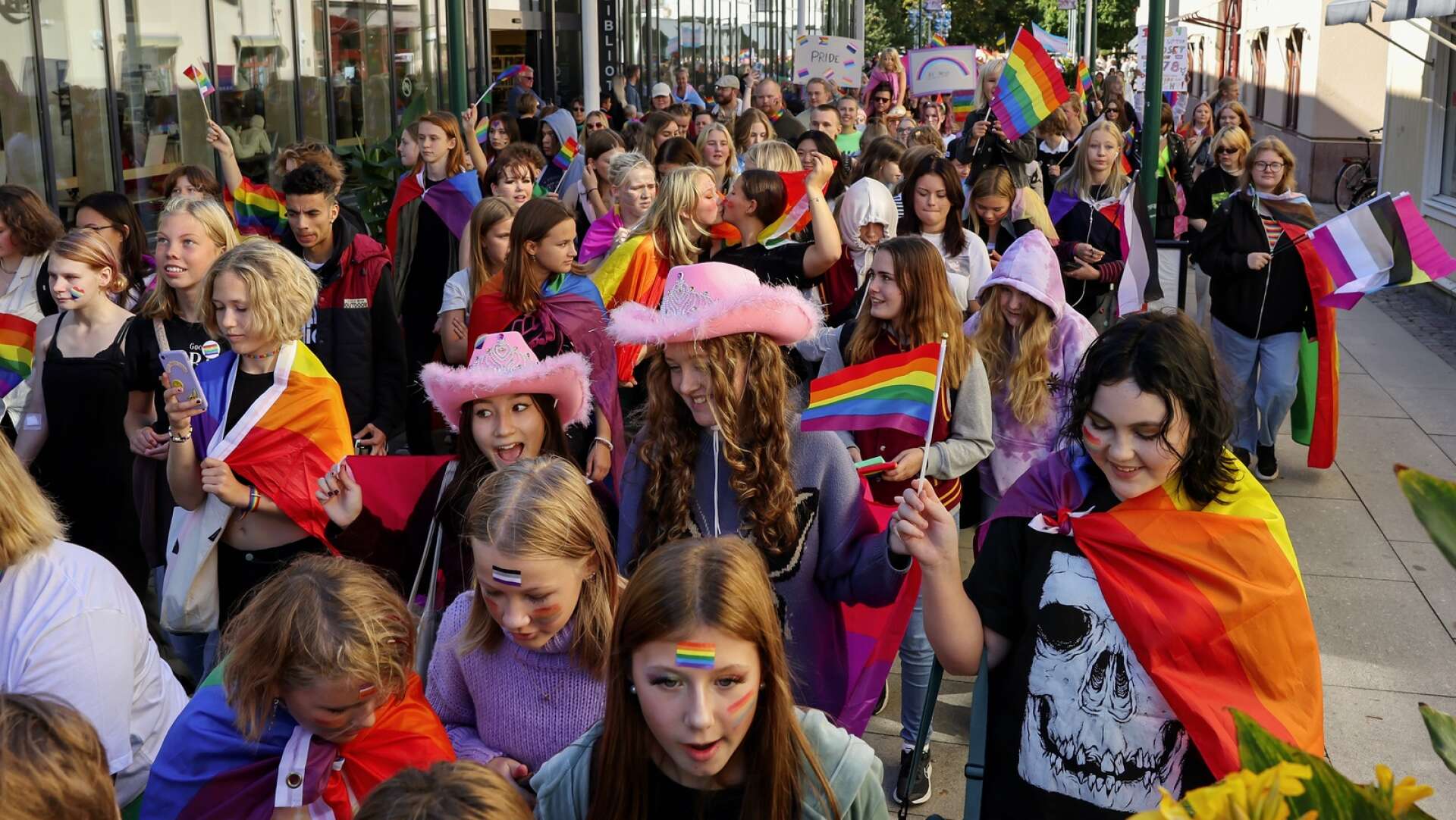Så här såg det ut på Lidköpings gator när Prideveckan arrangerades förra året.