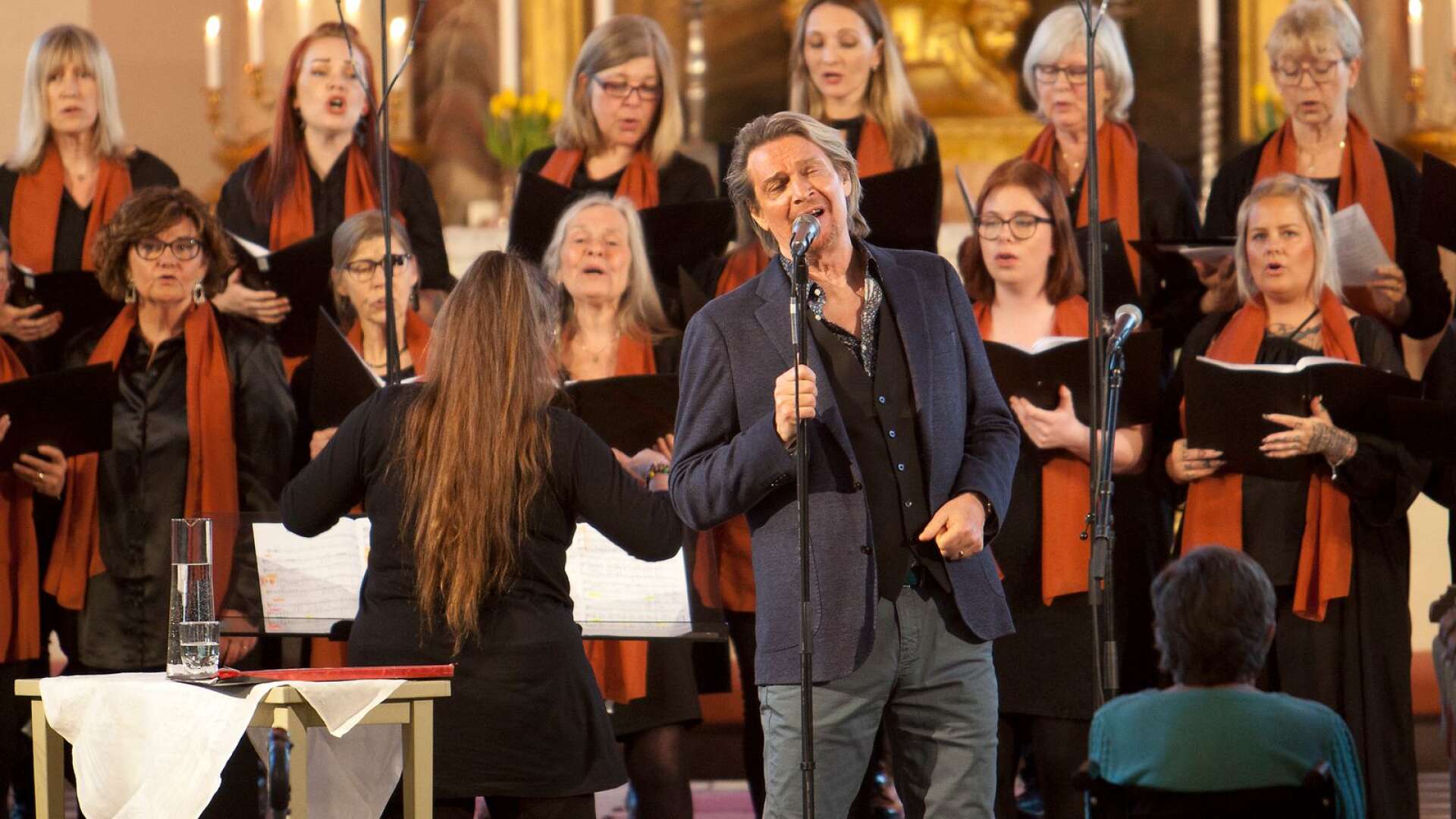 Tommy Nilsson kom till Filipstads kyrka och fyllde kyrkorummet med musik och sång tillsammans med Kronokören och Väsingers.