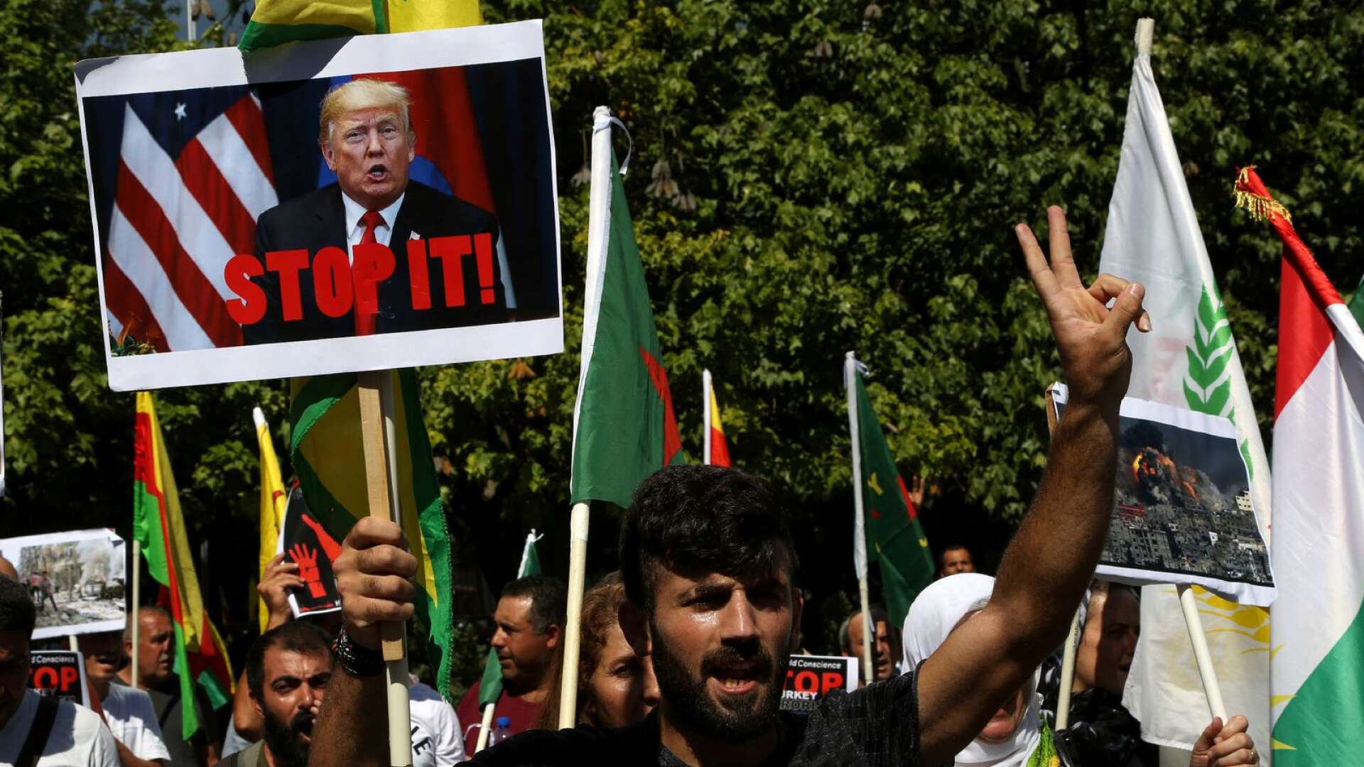 Kurdiska demonstranter utanför den amerikanska ambassaden på Cypern.