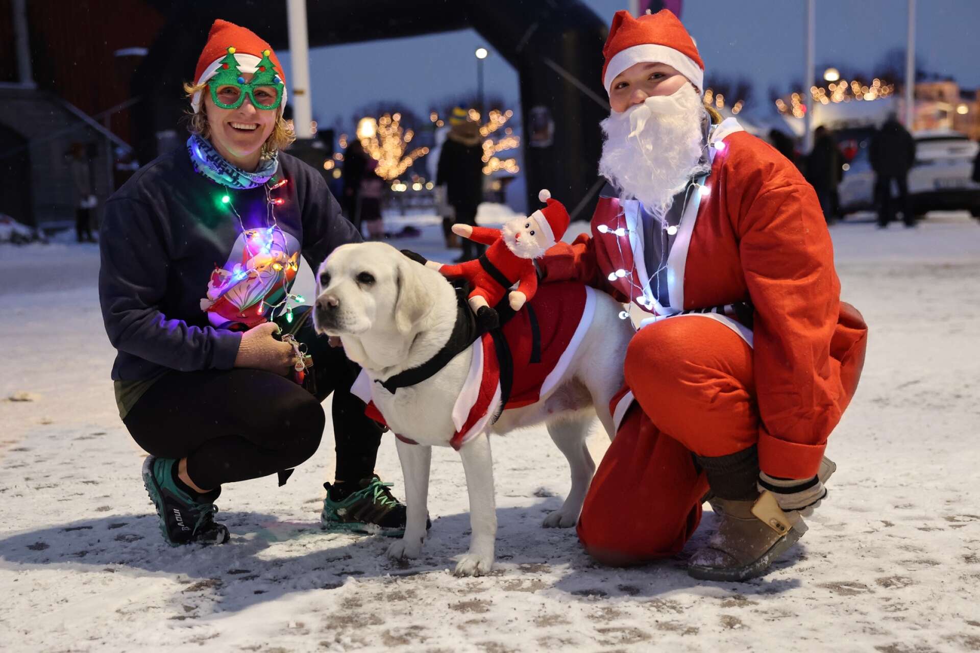 Santa run lockade såväl människor som hundar. Här ser vi några av loppets alla medverkande, Josefina Olsson, hunden Wilda och Clara Olsson. 