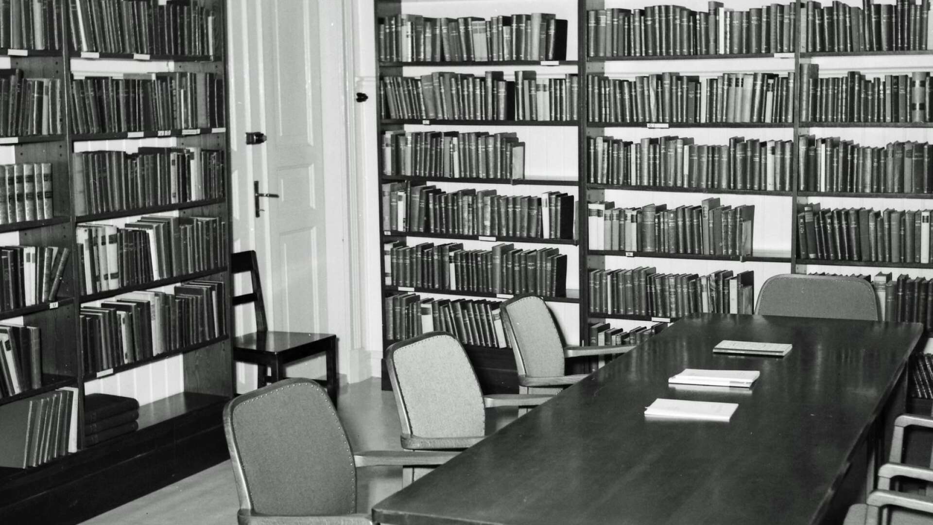 En bild från läsesalen i slutet av 1950-talet när biblioteket ännu låg i Sifhällagården. Här gällde största möjliga tystnad. 