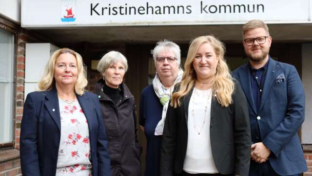 De fem samverkanspartiernas företrädare ett år efter valet Jane Larsson (C), Louise Hamilton (MP), Elle Skaare Håkansson (KD), Marie Oudin (M) och Eric Hesselius (L).