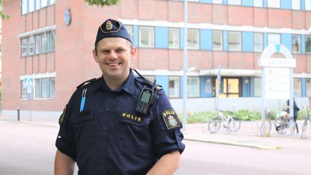 Polisassistent Robin Danielsson arbetade som trafiklärare i tio år innan han sadlade om och utbildade sig till polis. Sedan han blev färdigutbildad i november 2020 arbetar han på polisstationen i Kristinehamn.