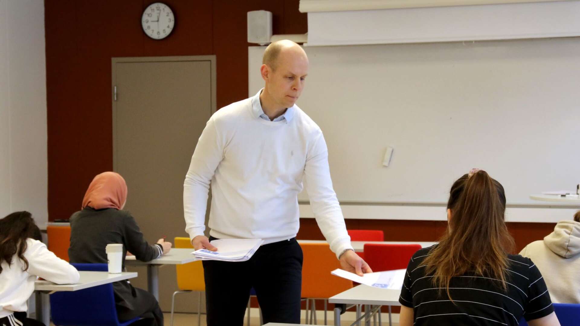 Ulf Ryberg har skrivit en avhandling om lärande och undervisning i matematik. Här delar han ut nationella prov på Vadsbogymnasiet.