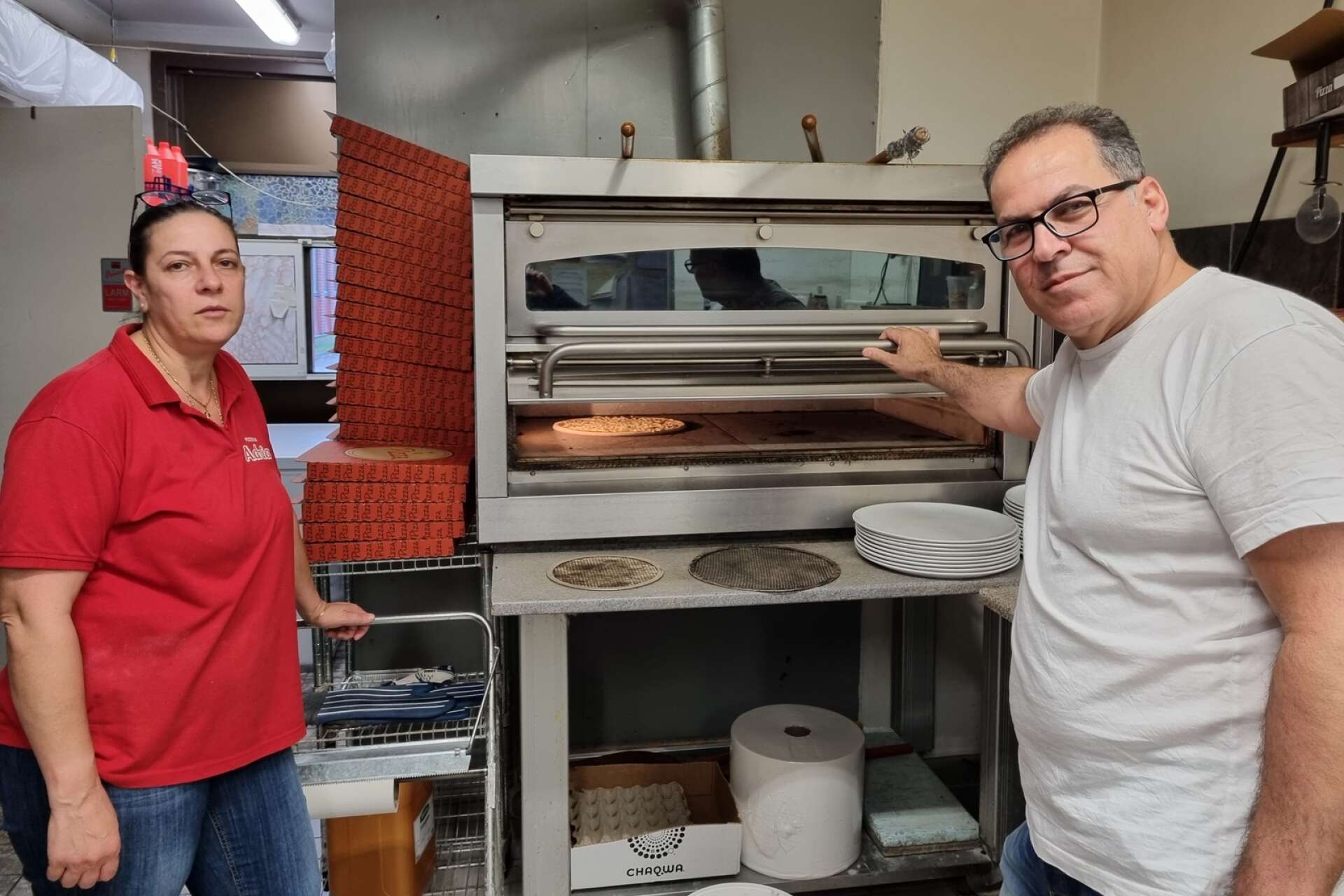 Liza Soukkar och Abdel Alomari på Pizzeria Adria har det tufft i tider av höga elpriser.