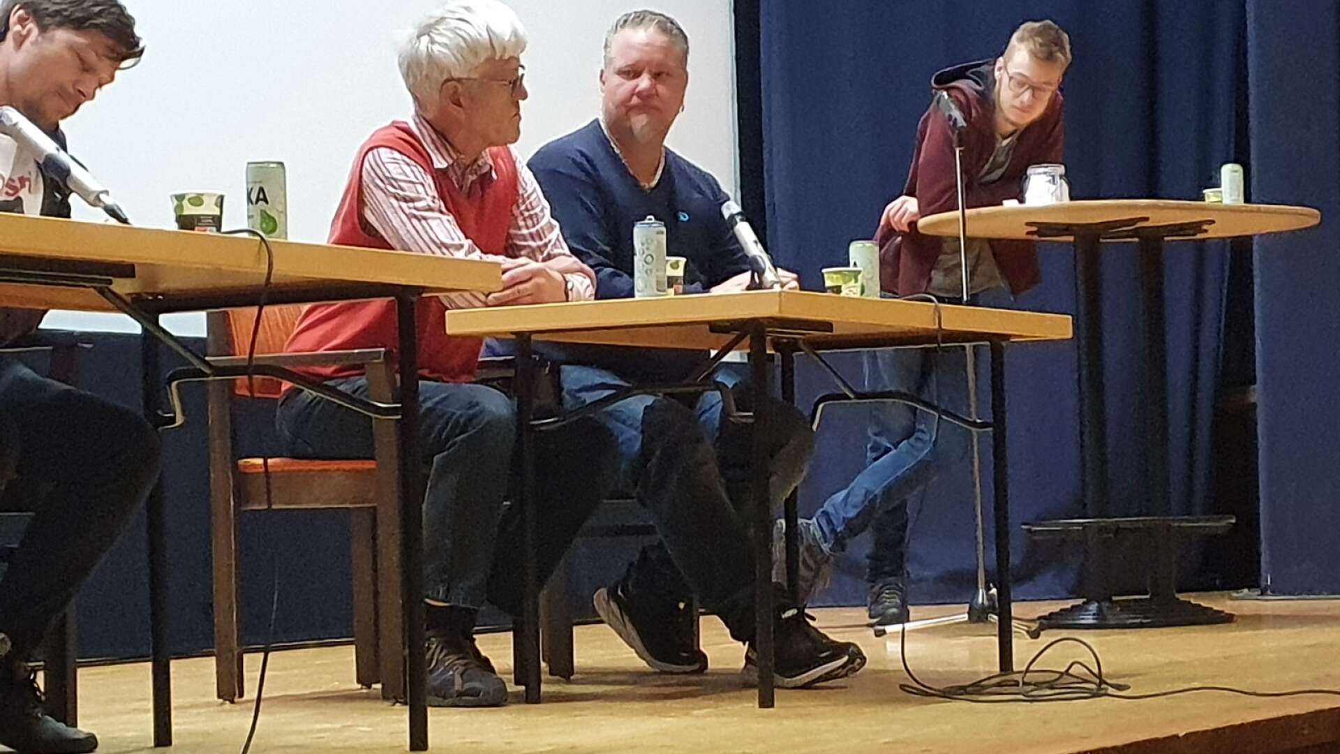 Fredrik Dahlberg (SD), sitter här till höger om Wilhelm Tham (GL) under en politikerutfrågning på Pihlskolan inför skolvalet.