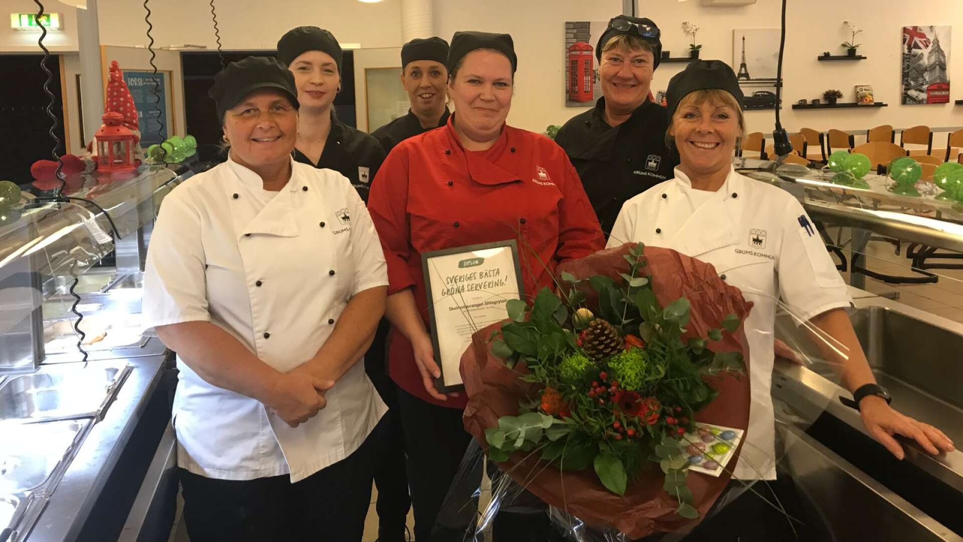 Stolt och glad personal i Jättestenskolans kök som utsetts till Sveriges bästa gröna skolkök.