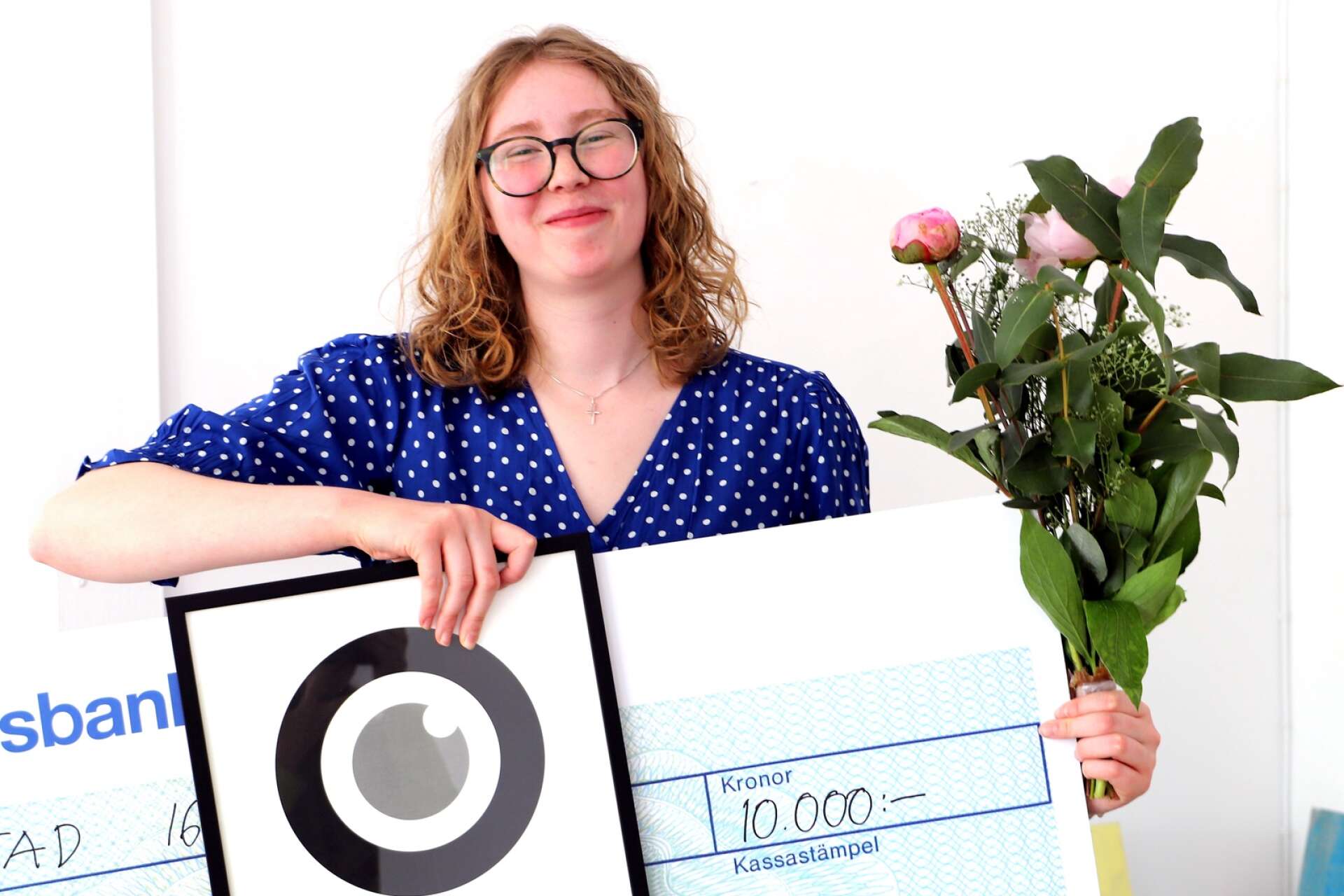 Konststudenten Stina Larsen får 2023 års första Kika-stipendium, det allra första i sitt slag.