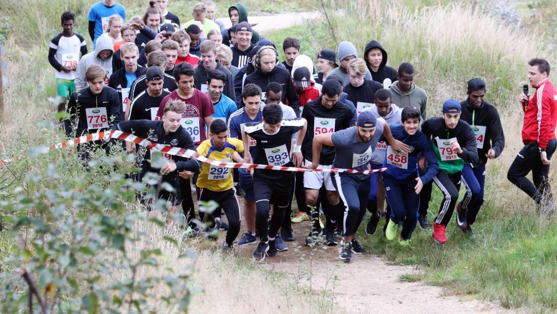 Spångbergsjoggen hölls på Kalhyttans friluftsområde där eleverna fick springa en 4,6 kilometer lång bana. Här går starten.