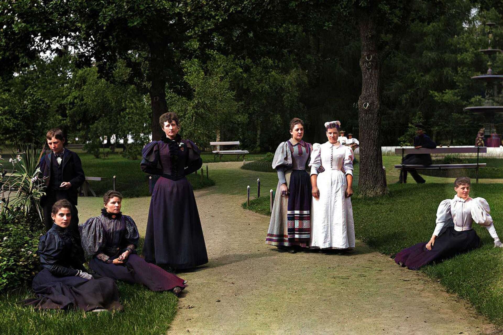 En grupp uppklädda kvinnor i stadsträdgården, men vilka de var är det ingen som vet i dag.